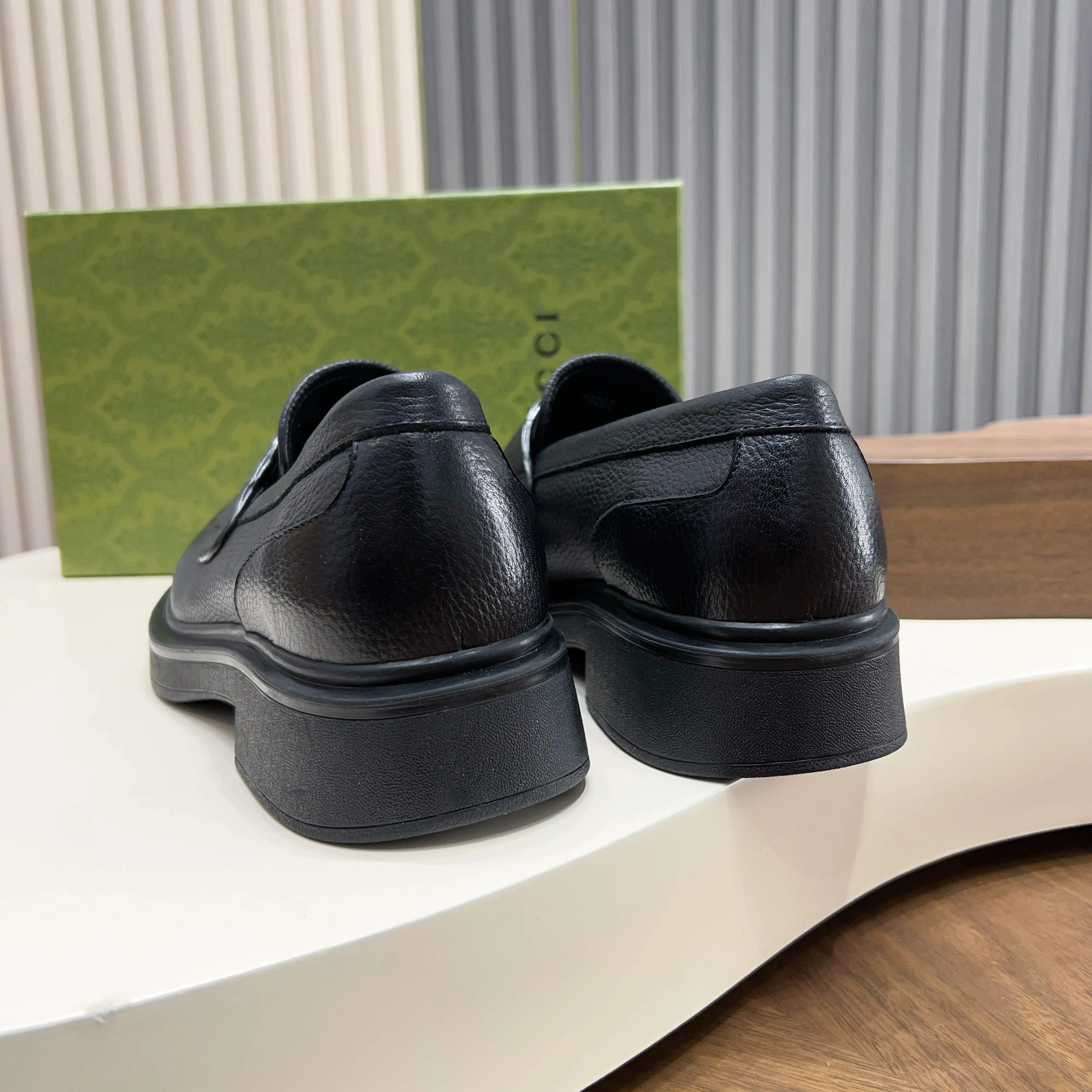 💰780 Gucci/Gucci new men’s lace-up shoes with GG details, matte cow leather derby shoes! The design of this men's lace-up shoe is rooted in the brand's heritage. Crafted from premium waxed cow leather, it is embellished with GG printed embossed suede leather details, a nod to Gucci's iconic monogram. The rubber sole decorated with GG pattern adds a touch of modern fashion to this design. Typical three-joint style design. European and American classic version, full calfskin lining. The overall upper texture is soft and the lining is comfortable and breathable. 2CM thickened soft rubber sole, easy to control. Versatile and stylish upper foot, multiple colors available to meet different matching needs, complete package! Size: 39-40-41-42-43-44 leather shoe size (38.45.46 can be customized)
